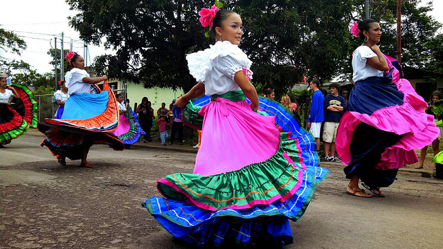 Costa Rican dancers