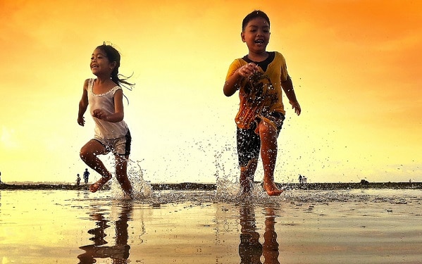 bali-children-running-in-water-600-375-px