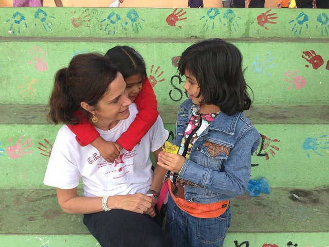 maya volunteer with children